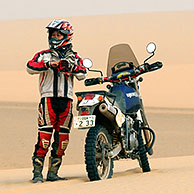 Avontuurlijke eenzame motorrijdster in de Afrikaanse woestijn, Soedan, Afrika
Motorcyclist in the desert, Sudan, Africa
