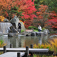 Toeristen in Japanse tuin in de herfst te Hasselt, België
