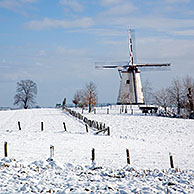 Windmolen Ter Hengst in de sneeuw in winterlandschap nabij Ronse, Vlaamse Ardennen, België
