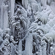 Bevroren Radau waterval in de winter nabij  Bad Harzburg, Harz, Nedersaksen, Duitsland

