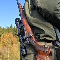 Jager met jachtgeweer in de Ardennen, België
