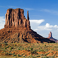 De rotsformatie The Mittens in het Monument Valley Navajo Tribal Park, Arizona, VS

