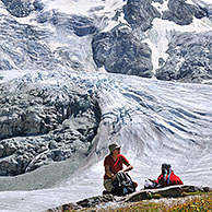 Wandelaars / trekkers zitten voor de Moiry gletsjer in de Walliser Alpen, Wallis, Zwitserland
Walkers / Hikers resting with view over the Moiry Glacier in the Pennine Alps, Valais, Switzerland