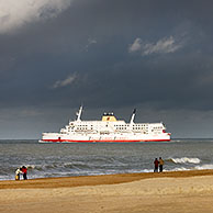 Ferryboot / Veerboot voor het strand van Oostende, België
