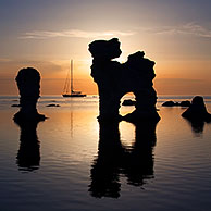 Geërodeerde rotspijlers van Gamla Hamn bij zonsondergang in Fårö, Zweden

