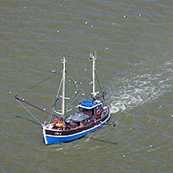 Garnaalboot vist in de Waddenzee, Duitsland

