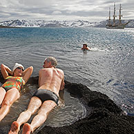 Toeristen baden in vulkanisch verwarmd water, Pendulum Cove, Deception eiland, Zuidelijke Shetlandeilanden, Antarctica
