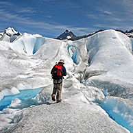 Toerist wandelt op de Perito Morenogletsjer in het Nationaal park Los Glaciares, Patagonië; Argentinië
