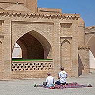 Twee Turkmenen bidden voor het Mausoleum van Hoja Yusuf Hamadani in de oude stad Merv / Merw nabij Mary, Turkmenistan