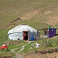 Kirgizische joert / yurt in de bergen van de Osh Provincie, Kirgizië