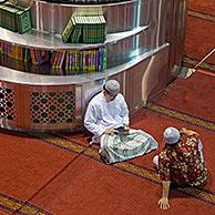 Interieur van de Istiqlal Moskee / Masjid Istiqlal, grootste moskee in Indonesië en Zuid-oost Azië