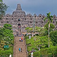 De Borobudur / Barabudhur, boeddhistisch heiligdom op 40 km ten noordwesten van Jogjakarta op Java, Indonesië
