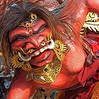 Demonische pop voor de Ogoh Ogoh processie, Denpasar, Bali, Indonesië