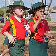 Schoolmeisjes in schooluniform in Mount Isa, Gulf Country region, Queensland, Australië