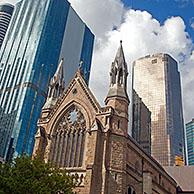 De Stephen's Old Catholic Cathedral / St. Stephen's Chapel tussen wolkenkrabbers in het centrum van Brisbane, hoofdstad van Queensland, Australië