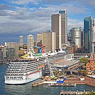 Het cruiseschip Carnival Spirit in de haven van Sydney, New South Wales, Australië