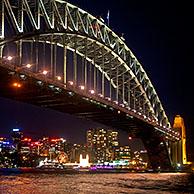 De Sydney Harbour Bridge 's nachts, New South Wales, Australië
