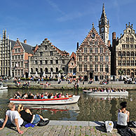Toeristen op kade langs de Leie met zicht op de Graslei te Gent, België


