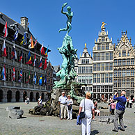De Grote Markt met stadhuis, gildehuizen en standbeeld van Brabo te Antwerpen, België

