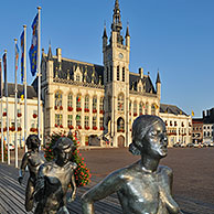 Beeldengroep De Lopers en stadhuis op de Grote Markt van Sint-Niklaas, België

