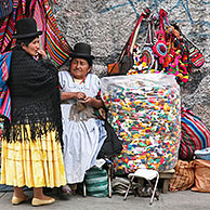 Oude vrouwen aan marktkraam met souvenirs op de Witch markt in La Paz, Bolivia
