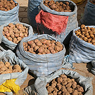 Aardappelen te koop in grote zakken op de markt van Challapata, Altiplano, Bolivia

