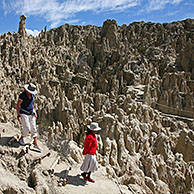 Toeristen bezoeken de geërodeerde rotsformaties in de Valley of the Moon / Valle de la Luna nabij La Paz, Bolivia
