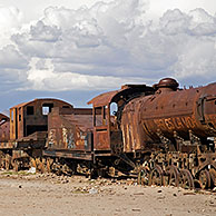 Verroeste locomotieven op kerkhof van stoomtreinen nabij Uyuni, Altiplano, Bolivia
