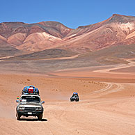 Terreinwagens op piste op de Altiplano, Bolivia
