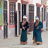 Twee Tibetaanse vrouwen in traditionele klederdracht in Maduo / Madoi county in de Qinghai provincie, China