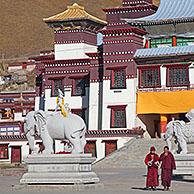 Twee monniken in het Tibetaanse klooster Sershu Dzong in Sershu / Serxu, Sichuan Provincie, China