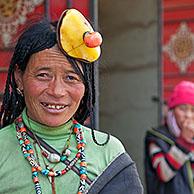 Portret van Tibetaanse Khampa vrouw te Zhuqing, Sichuan Provincie, China