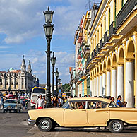 Oude Amerikaanse wagen op de Prado avenue / Paseo del Prado in Havana, Cuba