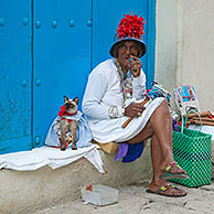 Sigaar rokende vrouw - model voor toeristen - in de straten van Oud Havana / La Habana Vieja, Cuba
