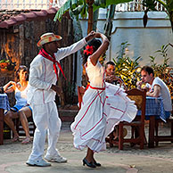 Cubaanse dansers dansen in Spaanse stijl in openlucht bar in Trinidad, Cuba