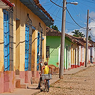 Pastel gekleurde huizen in koloniale straat in Trinidad, Cuba