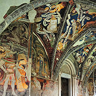 Kloostergang met fresco's van de domkerk Maria Hemelvaart te Brixen / Bressanone, Dolomieten, Italië
