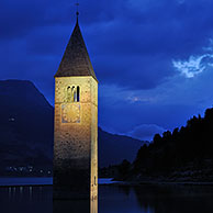 Kerktoren in het Lago di Resia te Curon Venosta / Graun, Dolomieten, Italië
