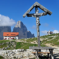 Kruisbeeld en berghut voor de Tre Cime di Lavaredo / Drei Zinnen, Dolomieten, Italië
