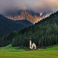 De kapel Sankt Johann in de Val di Funes / Villnösstal, Dolomieten, Italië
