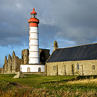 Vuurtoren en abdij van Pointe Saint-Mathieu, Finistére in Bretagne, Frankrijk
