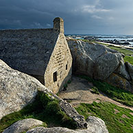 Oud douaniershuisje geklemd tussen de rotsen te Menez Ham, Bretagne, Frankrijk
