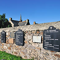 Mur des Disparus op het kerkhof van Ploubazlanec, Bretagne, Frankrijk
