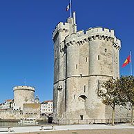 De middeleeuwse torens tour de la Chaîne en tour Saint-Nicolas in de haven Vieux-Port in La Rochelle, Charente-Maritime, Frankrijk
 