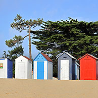 Kleurrijke strandcabines op strand van Saint-Denis-d'Oléron op het eiland Ile d'Oléron, Charente-Maritime, Frankrijk

