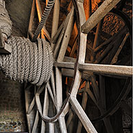 Rad dat gebruikt werd om voorraden naar boven te hijsen in de abdij van Mont-Saint-Michel, Normandië, Frankrijk
