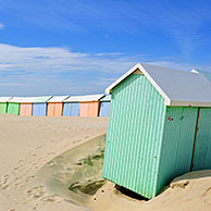 Kleurrijke strandhuisjes op het strand van Berck, Opaalkust, Frankrijk
