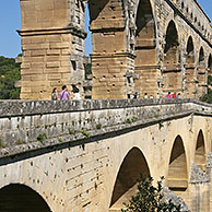 Toeristen op de Pont du Gard, oud Romeins aquaduct in Frankrijk
