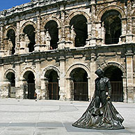 Standbeeld van matador en oud Romeins amfitheater in Nîmes, Frankrijk
 