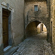 Steegje in het middeleeuwse dorp Banon, Provence, Frankrijk
